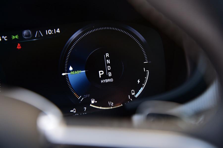 Панель приборов Volvo S90 T8 R-Design 2018 года  (UK) (фото 7 из 13)